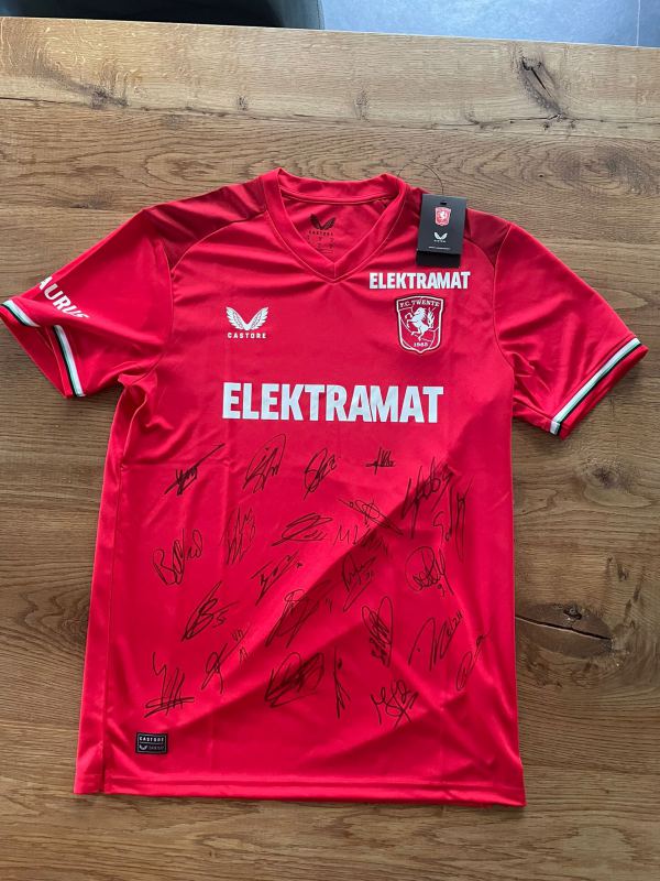 1x Gesigneerd FC Twente shirt (alle spelers)